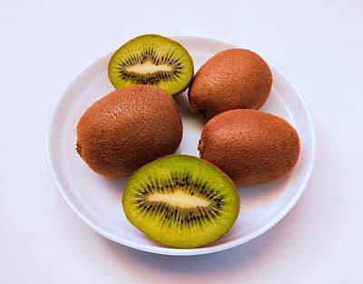 ಕಿವಿ ಹಣ್ಣುವಿಟಮಿನ್ ಸಿ ಮತ್ತು ಉತ್ಕರ್ಷಣ ನಿರೋಧಕಗಳಿಂದ ಕಿವಿ ಹಣ್ಣು ಸಮೃದ್ದವಾಗಿದೆ. ಈ ಹಣ್ಣಿನ ನಿಯಮಿತ ಸೇವನೆ ಹೊಸ ಜೀವಕೋಶಗಳ ಬೆಳವಣಿಗೆಗೆ ಕಾರಣವಾಗುತ್ತದೆ. ಅಲ್ಲದೇ ಪೊಟ್ಯಾಸಿಯಮ್ ಮತ್ತು ಫೈಬರ್‌ನಂತಹ ಅಗತ್ಯ ಪೋಷಕಾಂಶಗಳನ್ನು ಒದಗಿಸುತ್ತದೆ.