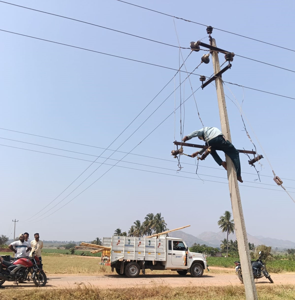 ಹೂವಿನಹಡಗಲಿ ತಾಲ್ಲೂಕು ನವಲಿ ಬಳಿ ಜೆಸ್ಕಾಂ ಸಿಬ್ಬಂದಿ ವಿದ್ಯುತ್ ಅಕ್ರಮ ಸಂಪರ್ಕ ತೆರವುಗೊಳಿಸುತ್ತಿರುವುದು