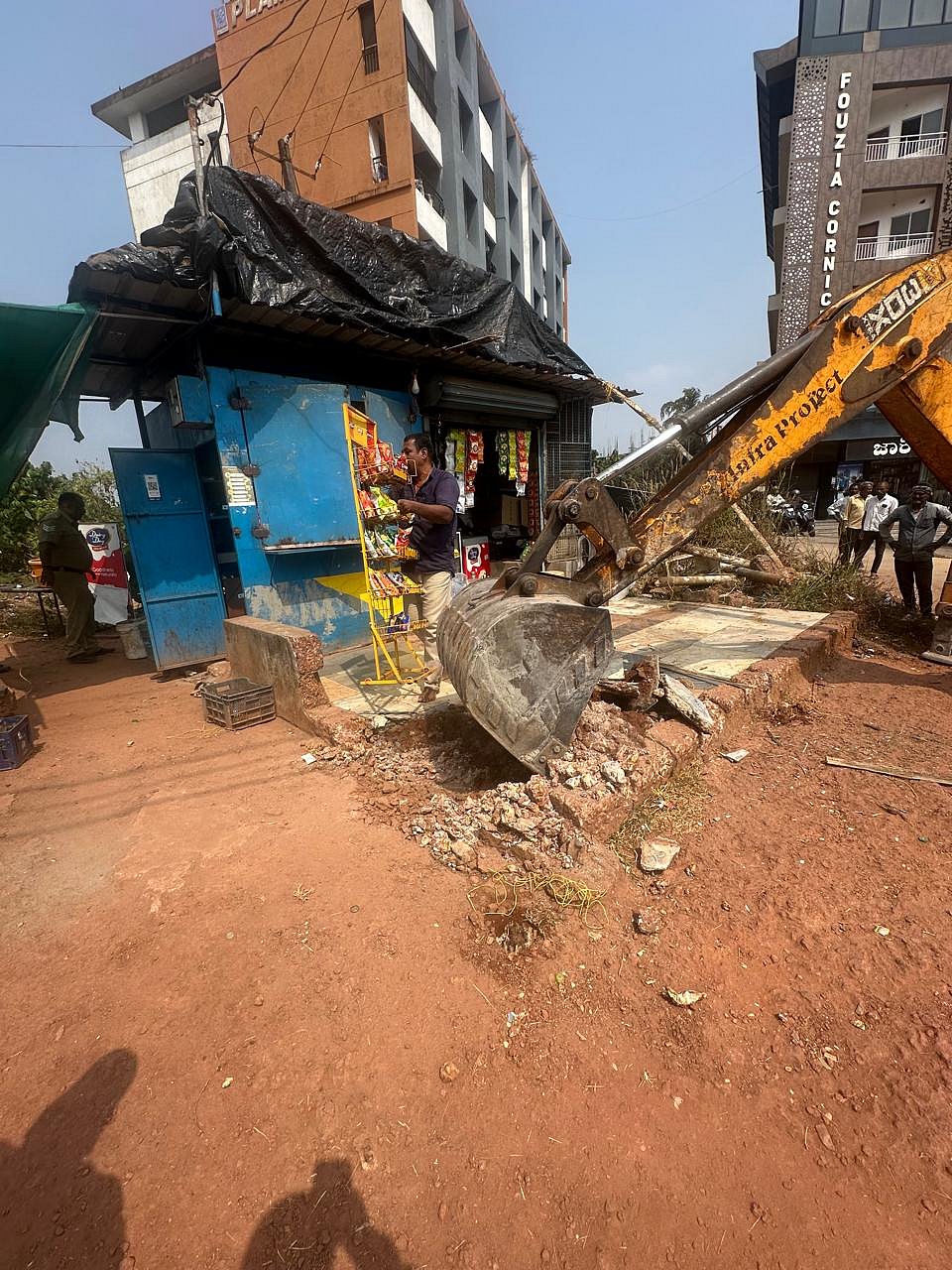 ಹೆದ್ದಾರಿ ಬದಿಯ ಅಂಗಡಿಗಳ ತೆರವು: ಸ್ಥಳೀಯಾಡಳಿತ–ಲೋಕೋಪಯೋಗಿ ಇಲಾಖೆ ಕಾರ್ಯಾಚರಣೆ