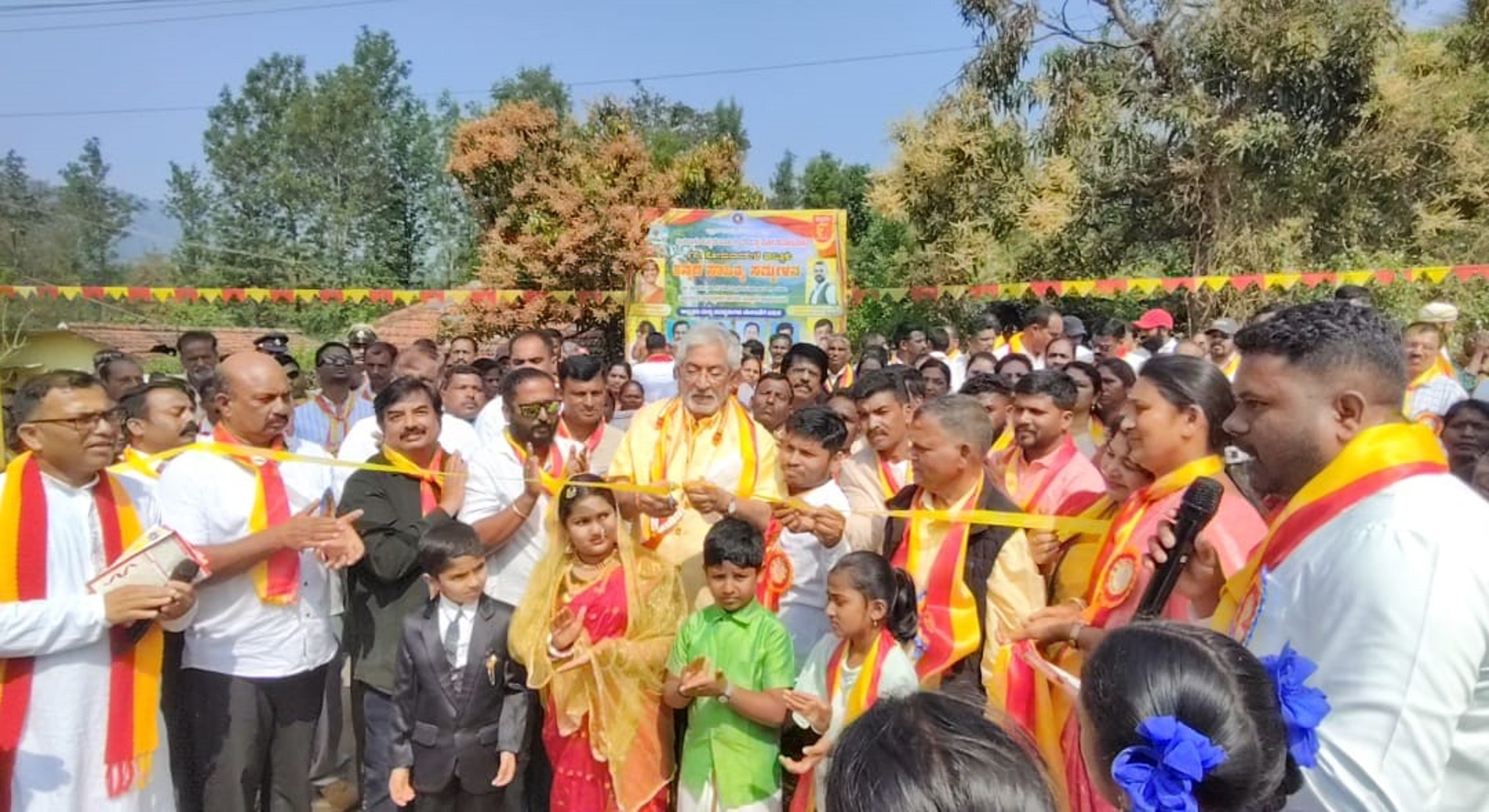 ಕಾಫಿ ಬೆಳೆಗಾರರಾದ ವಿನೋದ್ ಶಿವಪ್ಪ ಅವರು ಸಮ್ಮೇಳನದಲ್ಲಿ ಸಾಕಮ್ಮನವರ ನೆನಪಿನ ಪ್ರವೇಶದ್ವಾರವನ್ನು ಸೋಮವಾರ ಉದ್ಘಾಟಿಸಿದರು