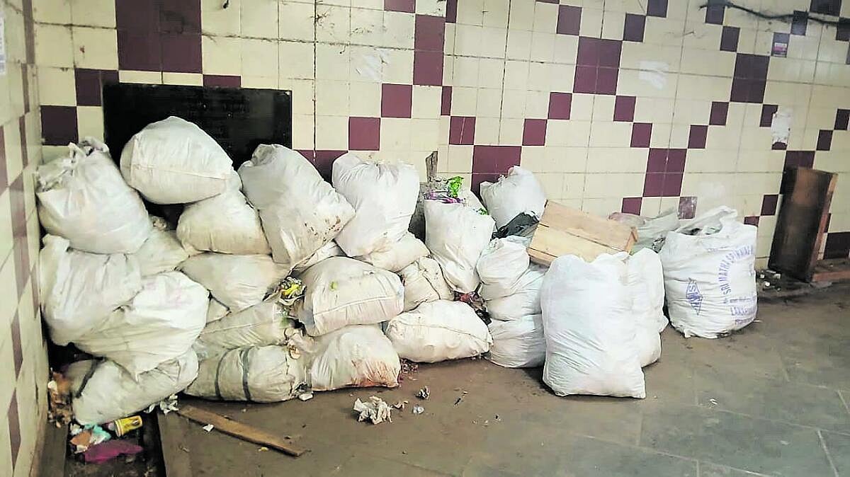 Bengaluru | ಮೆಜೆಸ್ಟಿಕ್: ಗಬ್ಬೆದ್ದ ಕೆಳಸೇತುವೆ