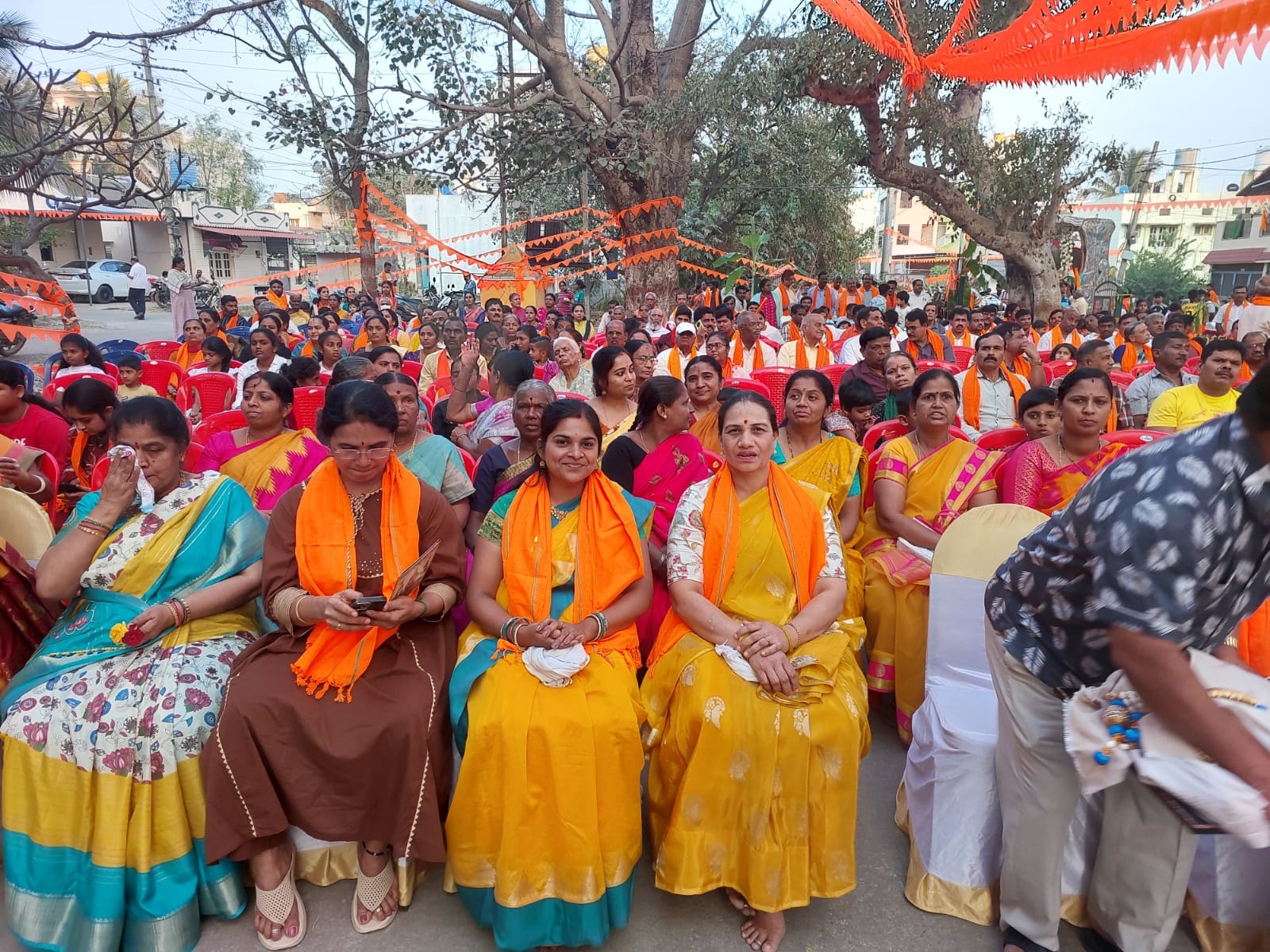 ತುಮಕೂರಿನ ಶಿರಾಗೇಟ್‌ನಲ್ಲಿ ನಡೆದ ಹಿಂದೂ ಸಮಾಜೋತ್ಸವದಲ್ಲಿ ಭಾಗವಹಿಸಿದ್ದ ಪ್ರಮುಖರು