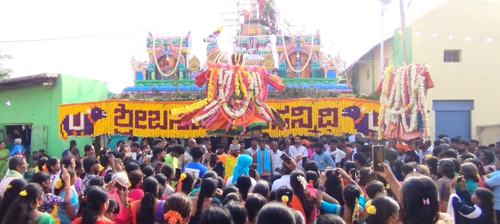 ಹಲಗೂರು ಸಮೀಪದ ಹುಲ್ಲಾಗಾಲ ಗ್ರಾಮದ ಬಸವೇಶ್ವರ ವಿಮಾನ ಗೋಪುರ ಮತ್ತು ಕಳಸ ಪ್ರತಿಷ್ಠಾಪನೆ ಕಾರ್ಯಕ್ರಮದಲ್ಲಿ ಪೂಜಾ ಉತ್ಸವ ನಡೆಯಿತು 