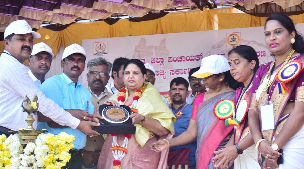 ಹೊಸಪೇಟೆ: ಜಿಲ್ಲಾ ಮಟ್ಟದ ನೌಕರರ ಕ್ರೀಡಾಕೂಟಕ್ಕೆ ಚಾಲನೆ