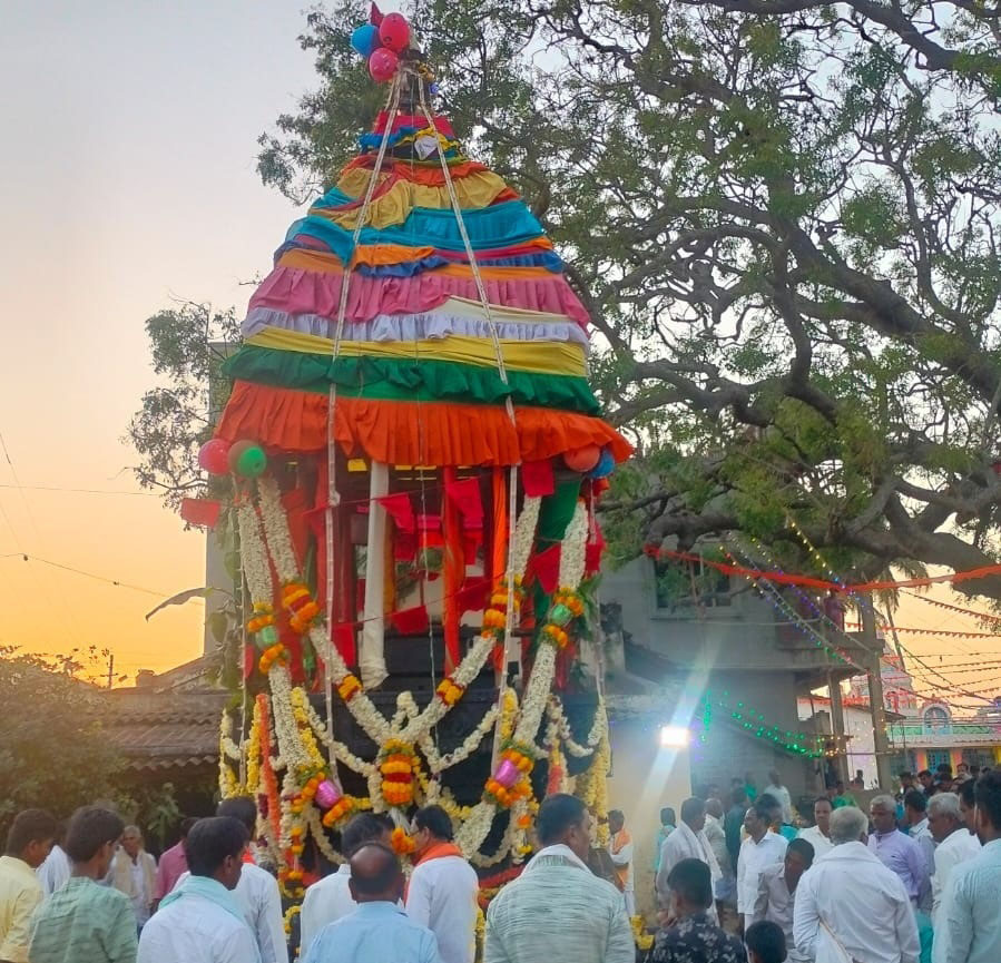 ಚಿಕ್ಕಜಾಜೂರು ಸಮೀಪದ ಸಾಸಲು ಗ್ರಾಮದಲ್ಲಿ ಸೋಮವಾರ ಸಂಜೆ ಆಂಜನೇಯಸ್ವಾಮಿ ಹಾಗೂ ಬಸವೇಶ್ವರ ಸ್ವಾಮಿಯ ರಥೋತ್ಸವ ನಡೆಯಿತು.