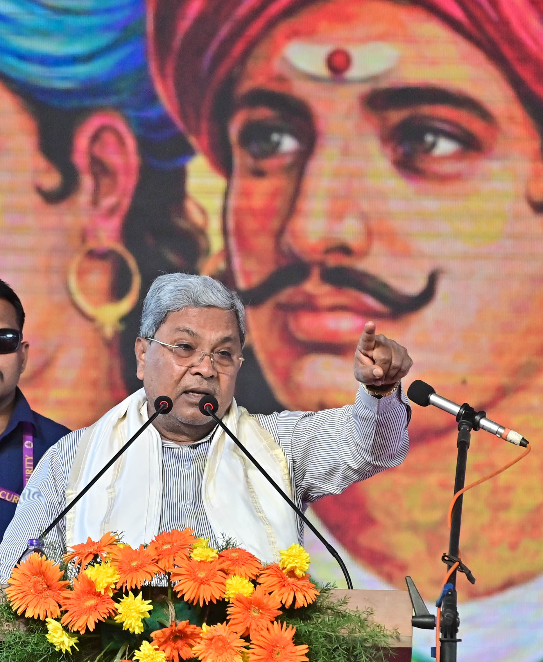 ಮಹರ್ಷಿ ವಾಲ್ಮೀಕಿ ಜಾತ್ರಾ ಮಹೋತ್ಸವದಲ್ಲಿ ಮುಖ್ಯಮಂತ್ರಿ ಸಿದ್ದರಾಮಯ್ಯ ಮಾತನಾಡಿದರು –ಪ್ರಜಾವಾಣಿ ಚಿತ್ರ