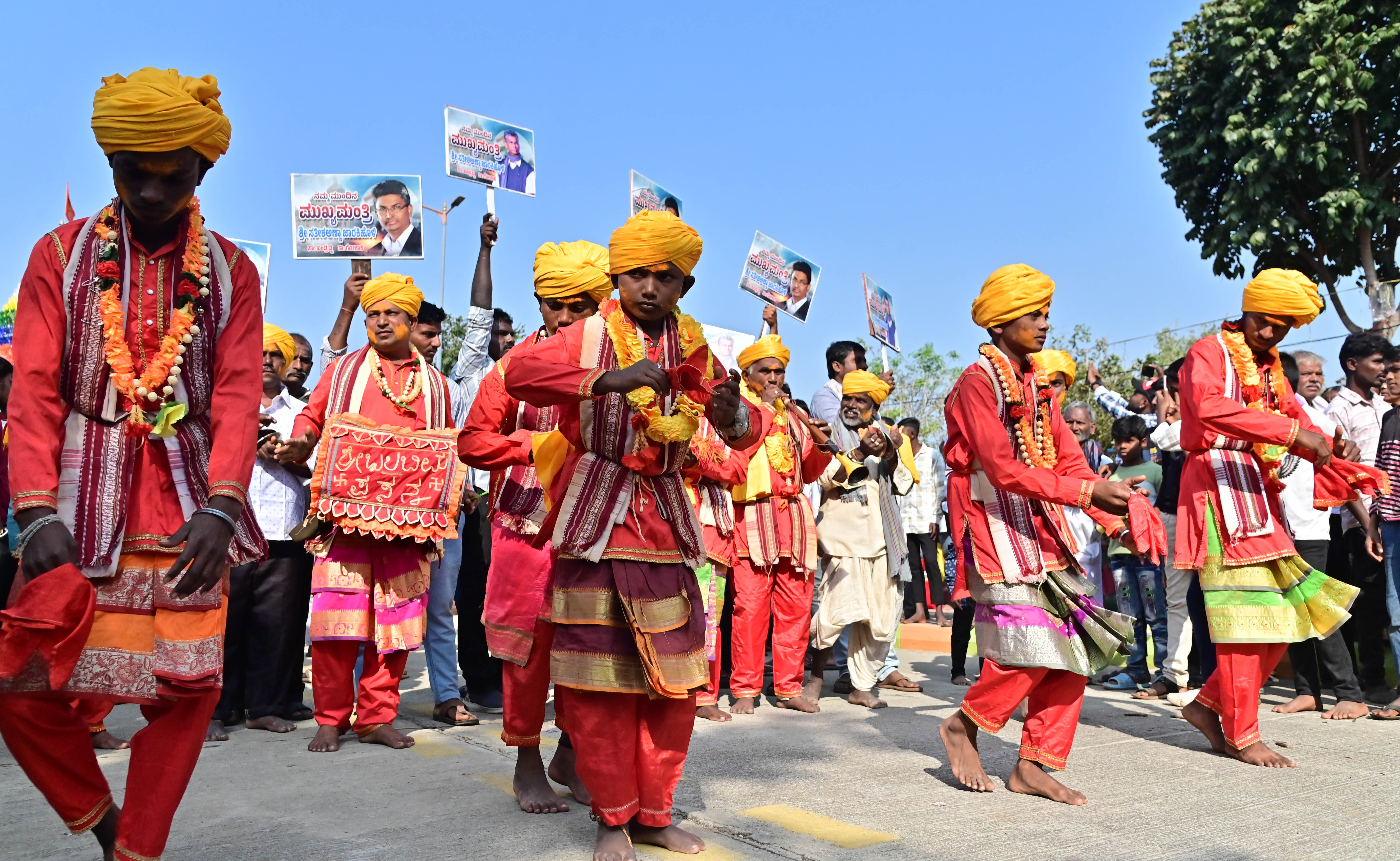 ದಾವಣಗೆರೆ ಜಿಲ್ಲೆಯ ಹರಿಹರ ತಾಲ್ಲೂಕಿನ ರಾಜನಹಳ್ಳಿಯ ವಾಲ್ಮೀಕಿ ಗುರುಪೀಠದಲ್ಲಿ ಆಯೋಜಿಸಿದ್ದ ವಾಲ್ಮೀಕಿ ಜಾತ್ರೆಯ ರಥೋತ್ಸವದಲ್ಲಿ ಗಮನ ಸೆಳೆದ ಕಲಾ ತಂಡ –ಪ್ರಜಾವಾಣಿ ಚಿತ್ರ/ ಸತೀಶ ಬಡಿಗೇರ್