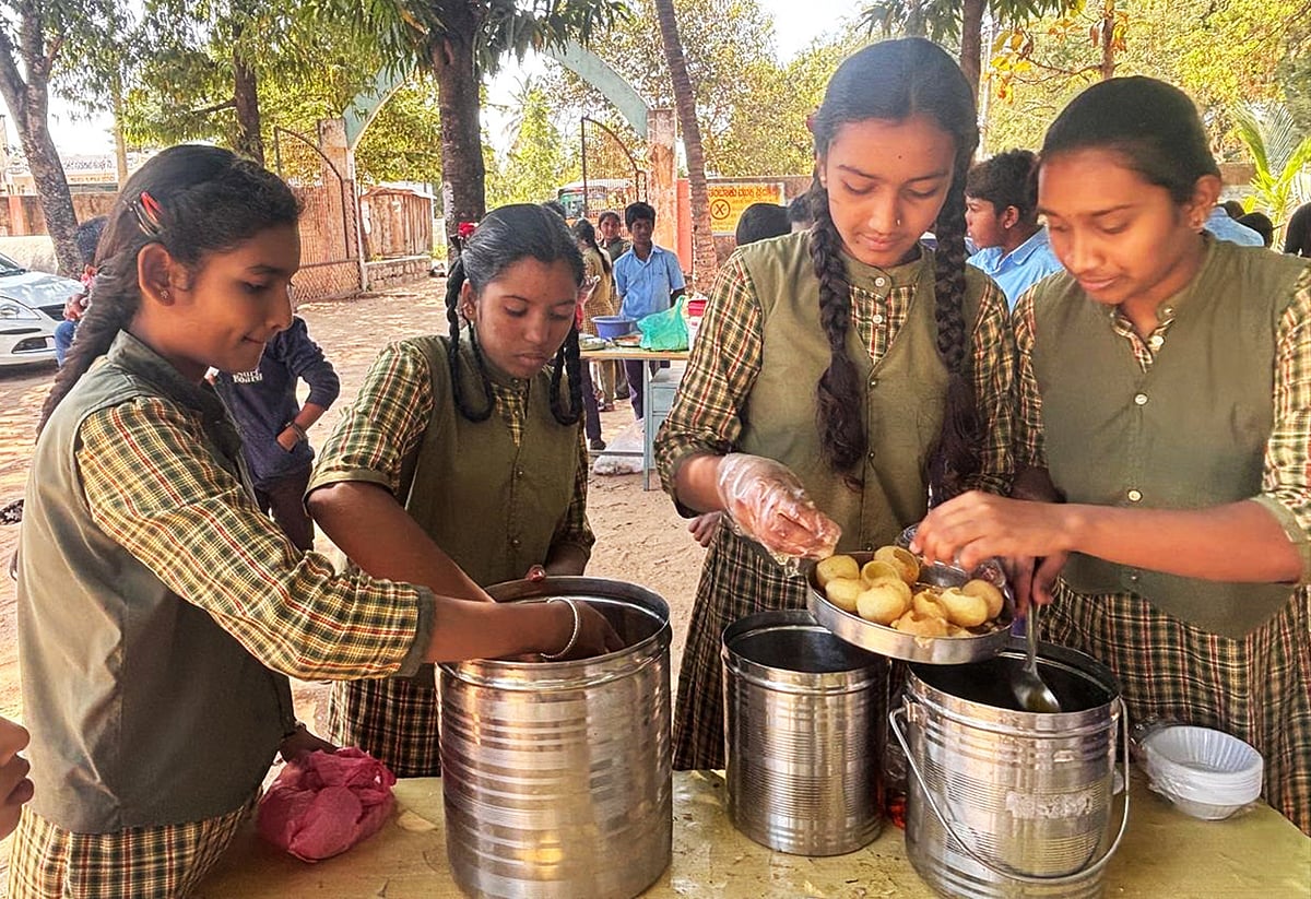 ಕೊರಟಗೆರೆ: ಮಕ್ಕಳ ಕೈಯಲ್ಲಿ ಸಂತೆ ಸಂಸ್ಕೃತಿ
