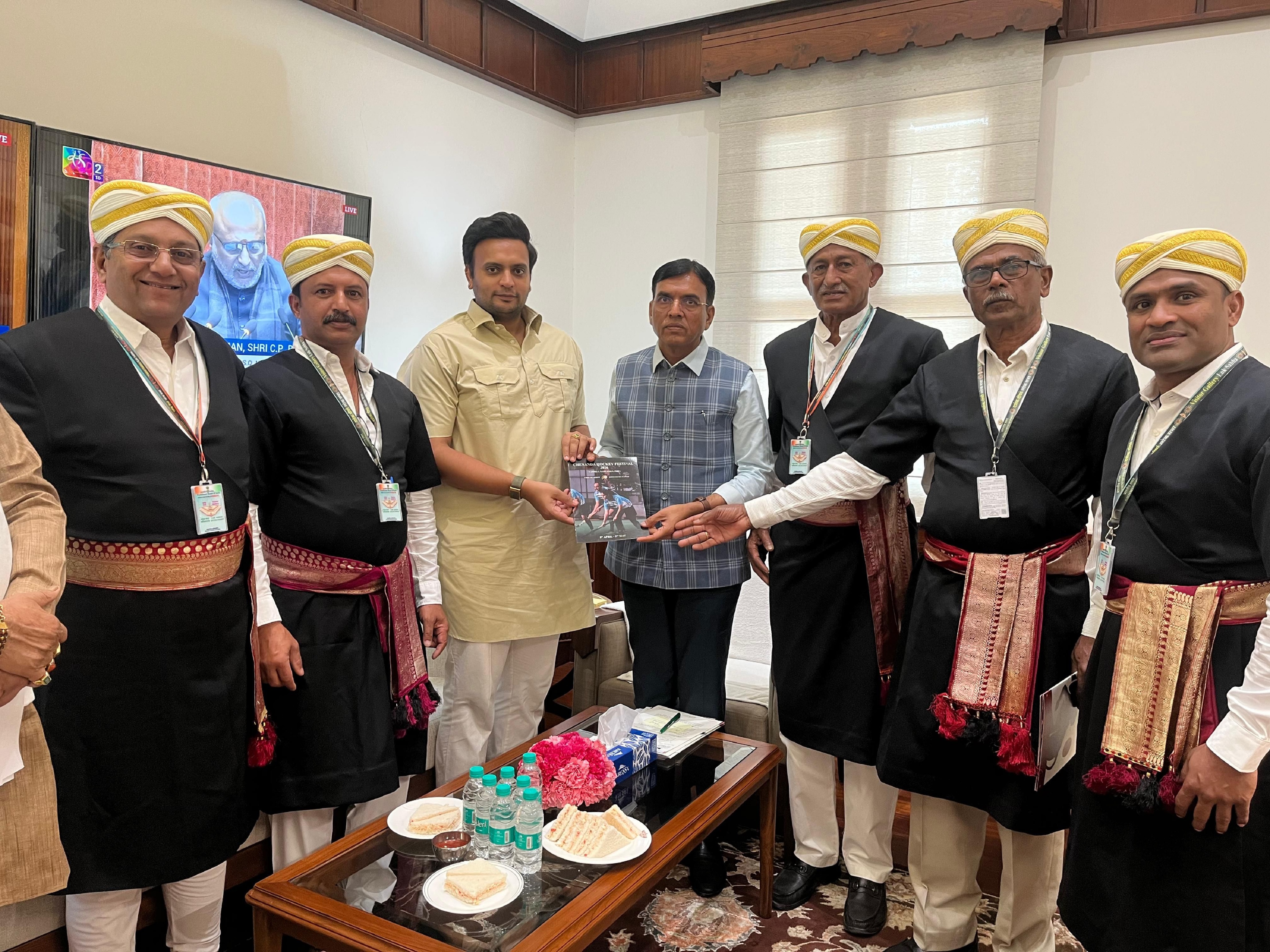 ಮೇ 2ರಂದು ನಾಪೋಕ್ಲುವಿನಲ್ಲಿ ನಡೆಯಲಿರುವ ಚೇನಂಡ ಕೊಡವ ಕೌಟುಂಬಿಕ ಹಾಕಿ ಪಂದ್ಯಾವಳಿಯ ಪೈನಲ್‌ ಪಂದ್ಯದಲ್ಲಿ ಭಾಗವಹಿಸುವಂತೆ ಕೇಂದ್ರ ಕ್ರೀಡಾ ಸಚಿವ ಡಾ.ಮಾನ್ಸೂಕ್ ಲಕ್ಷ್ಮಣಭಾಯ್ ಮಾಂಡವೀಯ ಅವರನ್ನು ಪಂದ್ಯಾವಳಿ ಸಮಿತಿಯ ಪ್ರಮುಖರ ನಿಯೋಗ ಸೋಮವಾರ ನವದೆಹಲಿಯಲ್ಲಿ ಆಹ್ವಾನಿಸಿತು