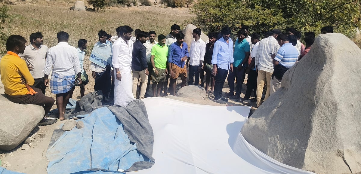 ತೆಕ್ಕಲಕೋಟೆ: ಉತ್ಖನನ  ಸ್ಥಳಕ್ಕೆ ಜನರ ದಂಡು