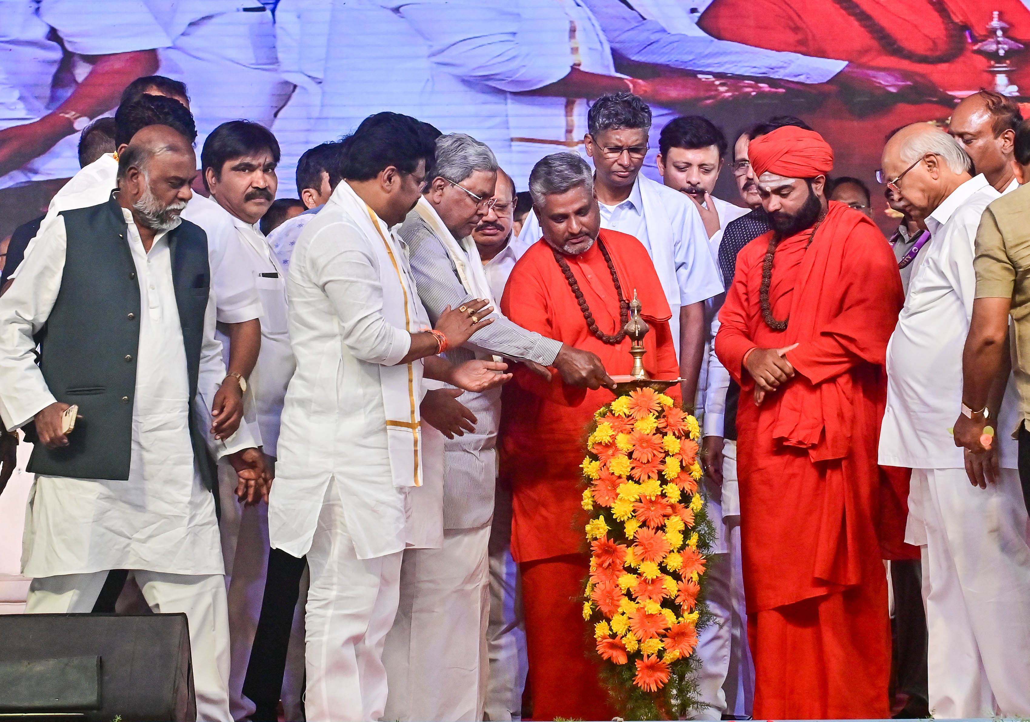 ದಾವಣಗೆರೆ ಜಿಲ್ಲೆಯ ರಾಜನಹಳ್ಳಿ ವಾಲ್ಮೀಕಿ ಗುರುಪೀಠದಲ್ಲಿ ಆಯೋಜಿಸಿದ್ದ 8ನೇ ವರ್ಷದ ಮಹರ್ಷಿ ವಾಲ್ಮೀಕಿ ಜಾತ್ರಾ ಮಹೋತ್ಸವವನ್ನು ಮುಖ್ಯಮಂತ್ರಿ ಸಿದ್ದರಾಮಯ್ಯ ಉದ್ಘಾಟಿಸಿದರು. ವಾಲ್ಮೀಕಿ ಗುರುಪೀಠದ ಪ್ರಸನ್ನಾನಂದ ಸ್ವಾಮೀಜಿ ಪಂಚಮಸಾಲಿ ಗುರುಪೀಠದ ವಚನಾನಂದ ಸ್ವಾಮೀಜಿ ಮಾಜಿ ಸಚಿವ ಎಚ್‌.ಆಂಜನೇಯ ಸಚಿವ ಸತೀಶ್ ಜಾರಕಿಹೊಳಿ ಮಹರ್ಷಿ ವಾಲ್ಮೀಕಿ ಜಾತ್ರಾ ಸಮಿತಿ ಅಧ್ಯಕ್ಷ ಬಸನಗೌಡ ದದ್ದಲ್ ಇದ್ದಾರೆ –ಪ್ರಜಾವಾಣಿ ಚಿತ್ರ/ಸತೀಶ್ ಬಡಿಗೇರ