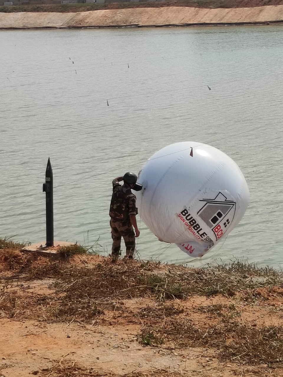 ಕೆಂಪೇಗೌಡ ಅಂತರರಾಷ್ಟ್ರೀಯ ವಿಮಾನ ನಿಲ್ದಾಣ: ರನ್‌ವೇಗೆ ಹಾರಿ ಬಂದ ಬಲೂನ್!