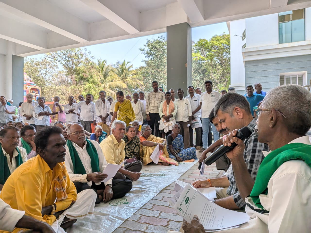 ತಾಲ್ಲೂಕು ಆಡಳಿತ ಸೌಧದ ಮುಂಭಾಗ ನಡೆದ ಪ್ರತಿಭಟನಾ ಸ್ಥಳದಲ್ಲಿ ತಹಶೀಲ್ದಾರ್ ಮೋಹನ್‌ಕುಮಾರ್ ಕುಳಿತು ರೈತರ ಸಮಸ್ಯೆಗಳನ್ನು ಆಲಿಸಿದರು.