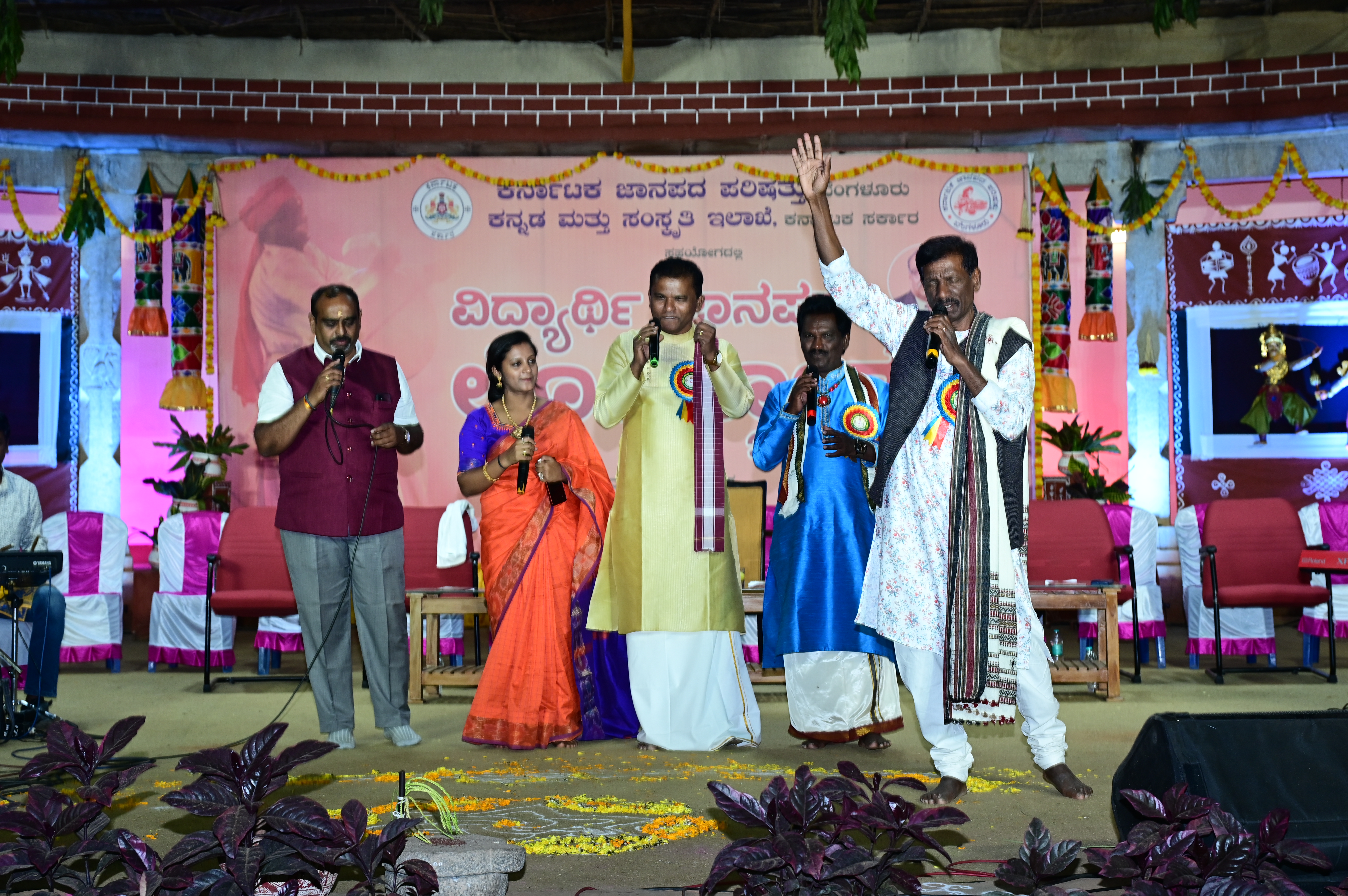 ಜಾನಪದ ಗೀತ ಗಾಯನೋತ್ಸವದಲ್ಲಿ ಡಾ. ಅಪ್ಪಗೆರೆ ತಿಮ್ಮರಾಜು ಡಾ. ವೇಮಗಲ್ ನಾರಾಯಣಸ್ವಾಮಿ ರಾಜಪ್ಪ ಕೋಲಾರ ಸಿ.ಎಂ. ನಾರಾಯಣಮೂರ್ತಿ ಅವರ ಗಾಯನವು ಪ್ರೇಕ್ಷಕರಿಗೆ ರಸದೌತಣ ಬಡಿಸಿತು