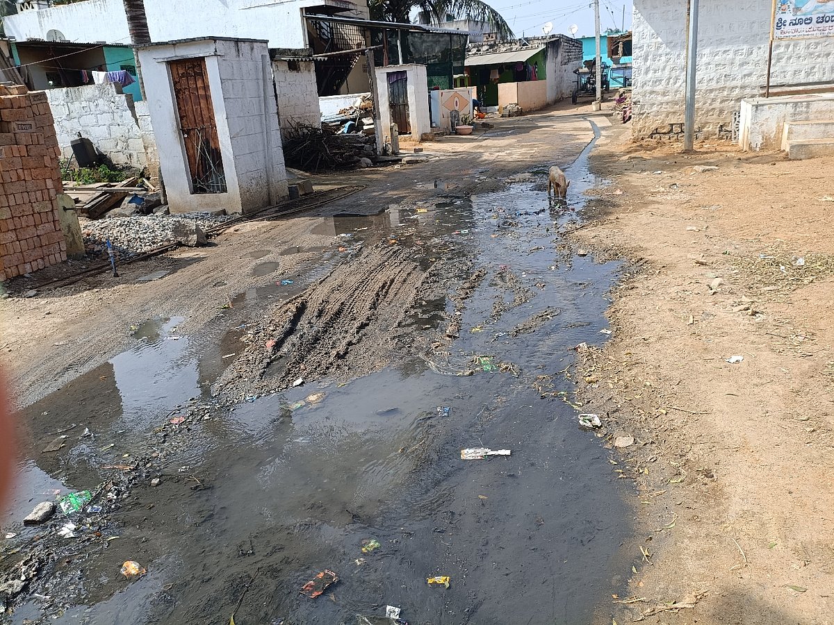 ಶಹಾಪುರ: ರಸ್ತೆ ಮೇಲೆ ಕೊಳಚೆ ನೀರು