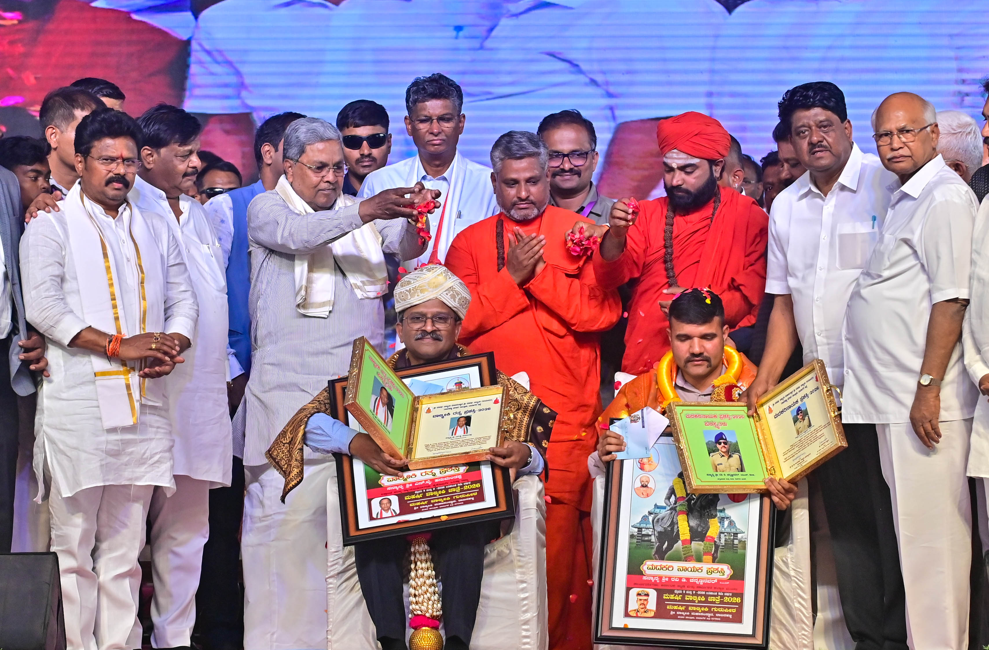 ಕಾರ್ಯಕ್ರಮದಲ್ಲಿ ಮುಖ್ಯಮಂತ್ರಿ ಸಿದ್ದರಾಮಯ್ಯ ಅವರು ಎನ್.ವೈ ಹನುಮಂತಪ್ಪ ಅವರಿಗೆ ‘ವಾಲ್ಮೀಕಿ ರತ್ನ  ಪ್ರಶಸ್ತಿ’ ಹಾಗೂ ಐಪಿಎಸ್ ಅಧಿಕಾರಿ ರವಿ ಡಿ ಚನ್ನಣ್ಣನವರ್ ಅವರಿಗೆ ‘ಮದಕರಿ ನಾಯಕ ಪ್ರಶಸ್ತಿ’ ನೀಡಿ ಸನ್ಮಾನಿಸಿದರು. ವಾಲ್ಮೀಕಿ ಗುರುಪೀಠದ ಪ್ರಸನ್ನಾನಂದ ಸ್ವಾಮೀಜಿ ಸಚಿವ ಸತೀಶ್ ಜಾರಕಿಹೊಳಿ ಮಹರ್ಷಿ ವಾಲ್ಮೀಕಿ ಜಾತ್ರಾ ಸಮಿತಿ ಅಧ್ಯಕ್ಷ ಬಸನಗೌಡ ದದ್ದಲ್ ಪಂಚಮಸಾಲಿ ಪೀಠದ ವಚನಾನಂದ ಸ್ವಾಮೀಜಿ ಸಚಿವ ಎಚ್.ಸಿ ಮಹದೇವಪ್ಪ ಇತರರು ಇದ್ದಾರೆ  –ಚಿತ್ರ/ಸತೀಶ್ ಬಡಿಗೇರ