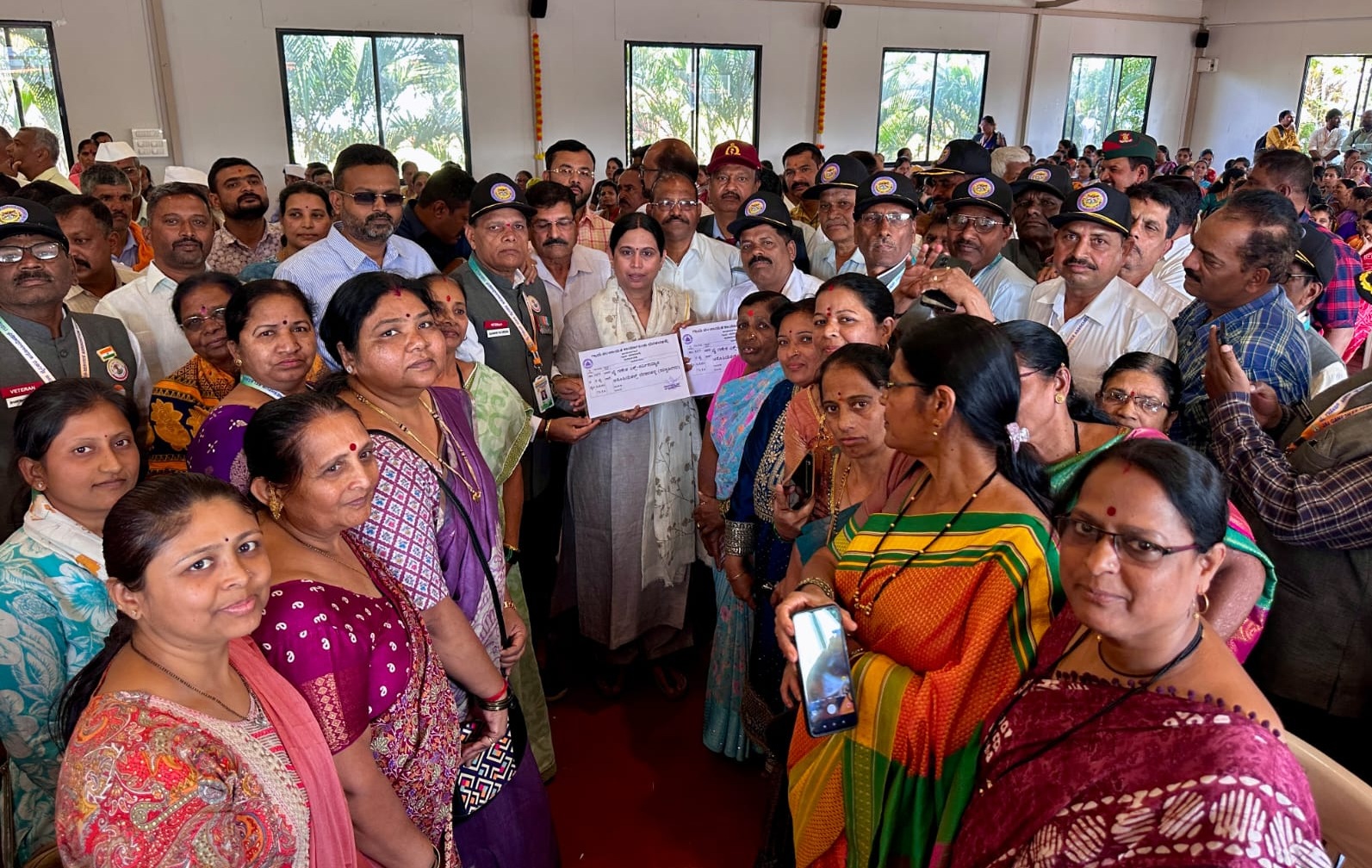 ಮಾಜಿ ಸೈನಿಕರ ಸಂಘಕ್ಕೆ ಜಾಗ ಮಂಜೂರು ಮಾಡಿದ ಸಚಿವೆ ಲಕ್ಷ್ಮೀ ಹೆಬ್ಬಾಳಕರ ಅವರನ್ನು ಬೆಳಗಾವಿಯಲ್ಲಿ ಸೋಮವಾರ ಮಾಜಿ ಸೈನಿಕರು ಹಾಗೂ ಕುಟುಂಬದವರು ಸನ್ಮಾನಿಸಿದರು