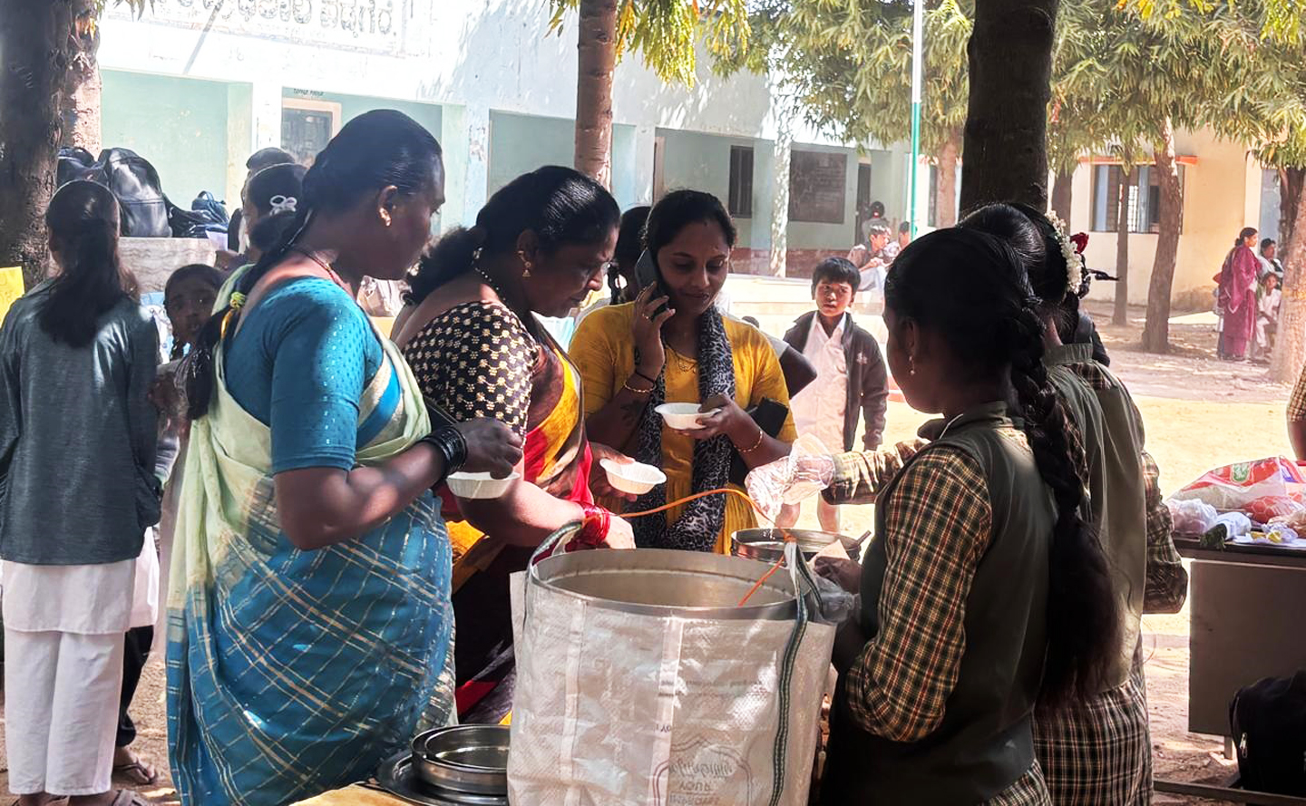 ವಡ್ಡಗೆರೆ ಪ್ರೌಢಶಾಲೆ ಆವರಣದಲ್ಲಿ ಮಕ್ಕಳು ವಿವಿಧ ಖಾದ್ಯ ಮಾರಾಟ ಮಾಡಿದರು