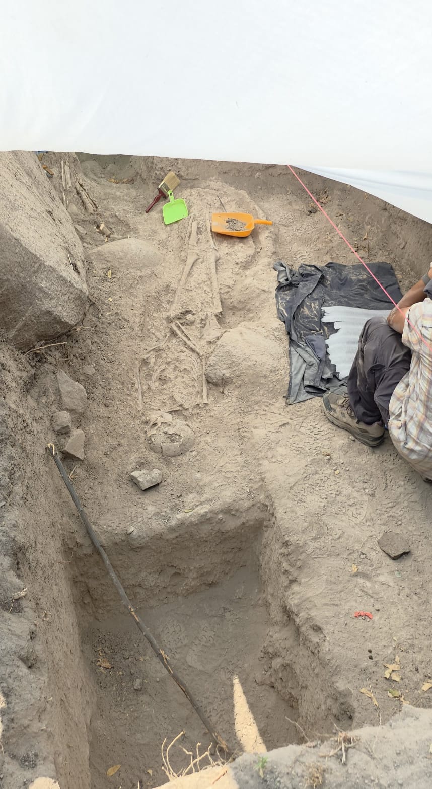 ತೆಕ್ಕಲಕೋಟೆ ಪಟ್ಟಣದ ಗೌಡ್ರ ಮೂಲೆಯಲ್ಲಿ ನಡೆಯುತ್ತಿರುವ ಉತ್ಖನನದಲ್ಲಿ ಅಸ್ಥಿಪಂಜರಗಳು ದೊರೆತ ಸ್ಥಳಕ್ಕೆ ಹೆಚ್ಚಿನ ಸಂಖ್ಯೆಯಲ್ಲಿ ಜನ ಸೇರಿದ್ದರಿಂದ ಗಾಬರಿಗೊಂಡ ಸಹ ನಿರ್ದೇಶಕಿ ನಮಿತಾ ಅಳುತ್ತ ಮೂಲೆಯಲ್ಲಿ ಕುಳಿತುಕೊಂಡರು