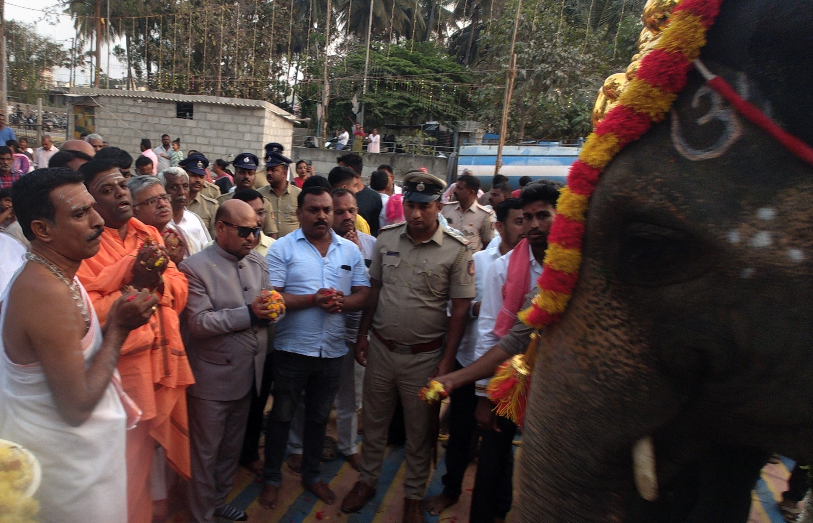 ಆನೆ ಮೇಲೆ ಗಜ ಗೌರಿ ಮೂರ್ತಿ ಮೆರವಣಿಗೆಗೆ ಶಾಸಕ ಎಚ್.ಎ. ಇಕ್ಬಾಲ್ ಹುಸೇನ್ ಚಾಲನೆ ನೀಡಿದರು. ರೇವಣಸಿದ್ದೇಶ್ವರ ಮಠದ ರಾಜಶೇಖರ ಸ್ವಾಮೀಜಿ ರಾಮನಗರ ನಗರಾಭಿವೃದ್ದಿ ಪ್ರಾಧಿಕಾರದ ಅಧ್ಯಕ್ಷ ಎ.ಬಿ. ಚೇತನ್ ಕುಮಾರ್ ಹಾಗೂ ಇತರರು ಇದ್ದಾರೆ