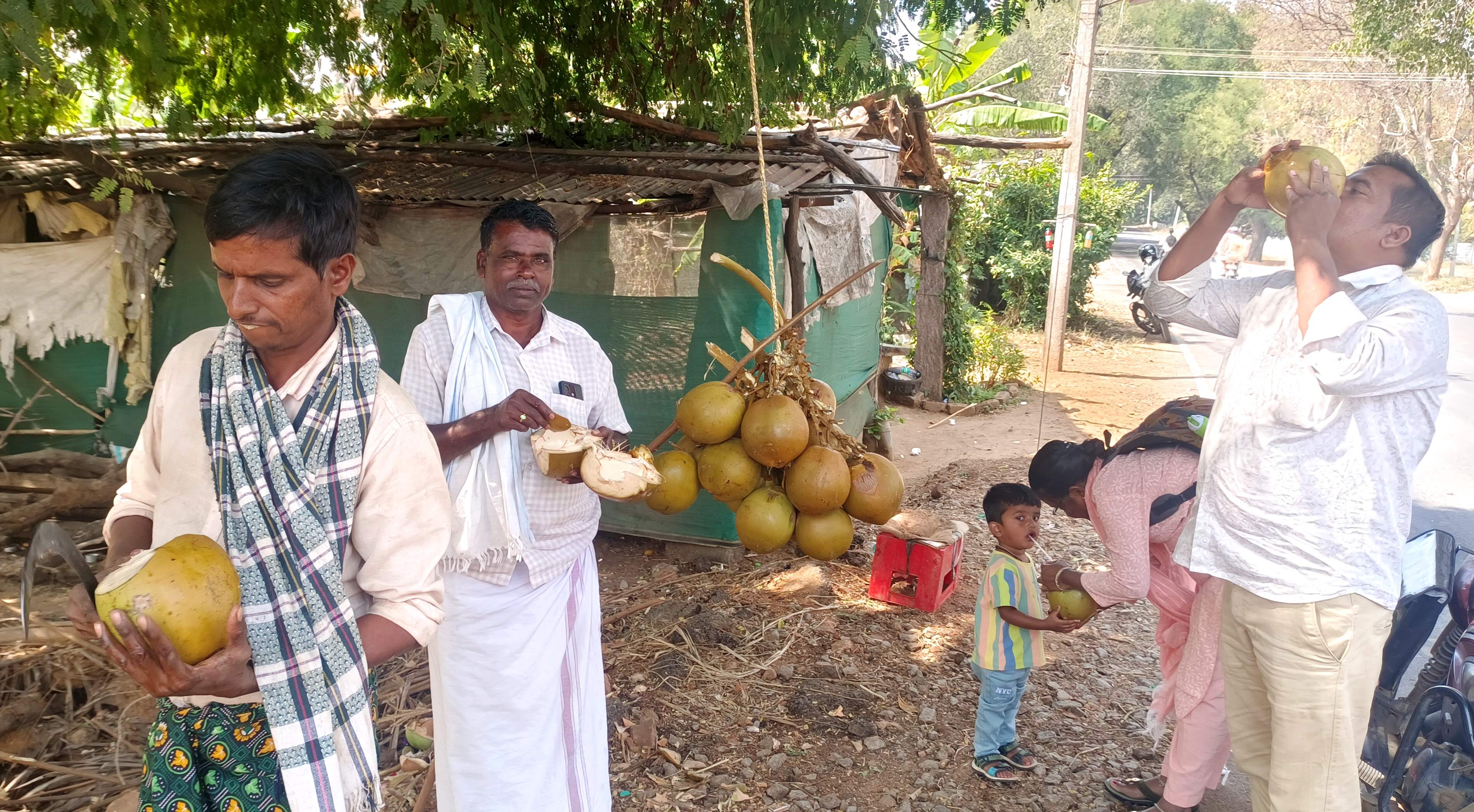  ಮಧುಗಿರಿ ತಾಲ್ಲೂಕಿನ ಮುದ್ದಯ್ಯನಪಾಳ್ಯದ ರಸ್ತೆ ಬದಿಯಲ್ಲಿ ಎಳೆ ನೀರು ಕುಡಿಯುತ್ತಿರುವ ಜನರು.