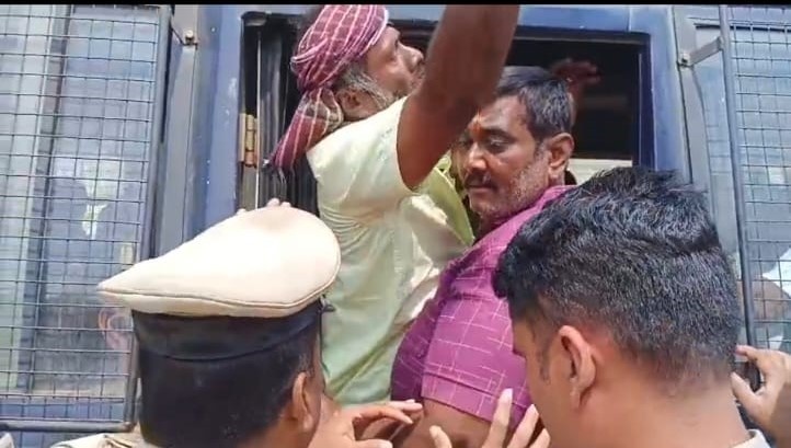 ಮದ್ದೂರು ನಗರಸಭೆಗೆ ಗೆಜ್ಜಲಗೆರೆ ಗ್ರಾಮ ಸೇರ್ಪಡೆ ವಿರೋಧಿಸಿ ಮೈಸೂರು ಬೆಂಗಳೂರು ಹೆದ್ದಾರಿ ರಸ್ತೆ ತಡೆ ನಡೆಸುತ್ತಿದ್ದ 80 ಕ್ಕೂ ಹೆಚ್ಚು ಪ್ರತಿಭಟನಾಕಾರರನ್ನು ಪೊಲೀಸರು ಸೋಮವಾರ ವಶಕ್ಕೆ ಪಡೆದರು