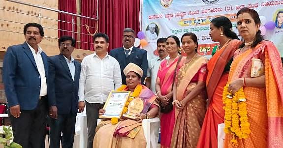 ಶಿಕ್ಷಕಿ ಗುರುಬಾಯಿ ಬ್ಯಾಕೋಡಗೆ ಫುಲೆ ಪ್ರಶಸ್ತಿ