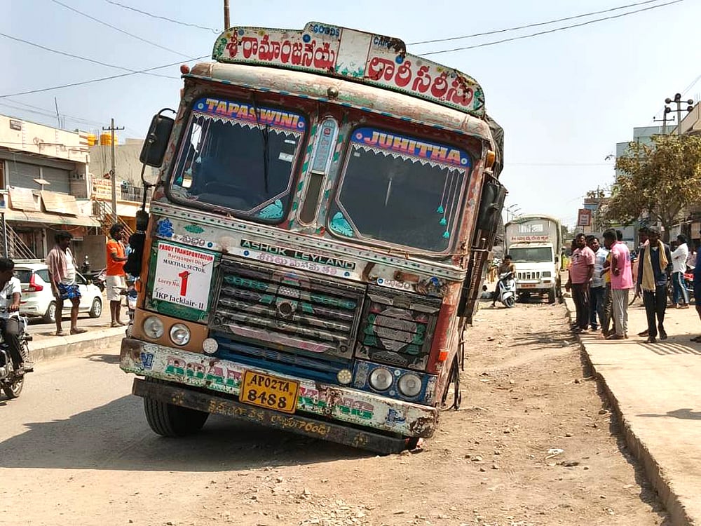 ಹಟ್ಟಿ ಚಿನ್ನದ ಗಣಿ: ಅರೆಬರೆ ಕಾಮಗಾರಿ; ವಾಹನ ಸವಾರರಿಗೆ ಕಿರಿಕಿರಿ