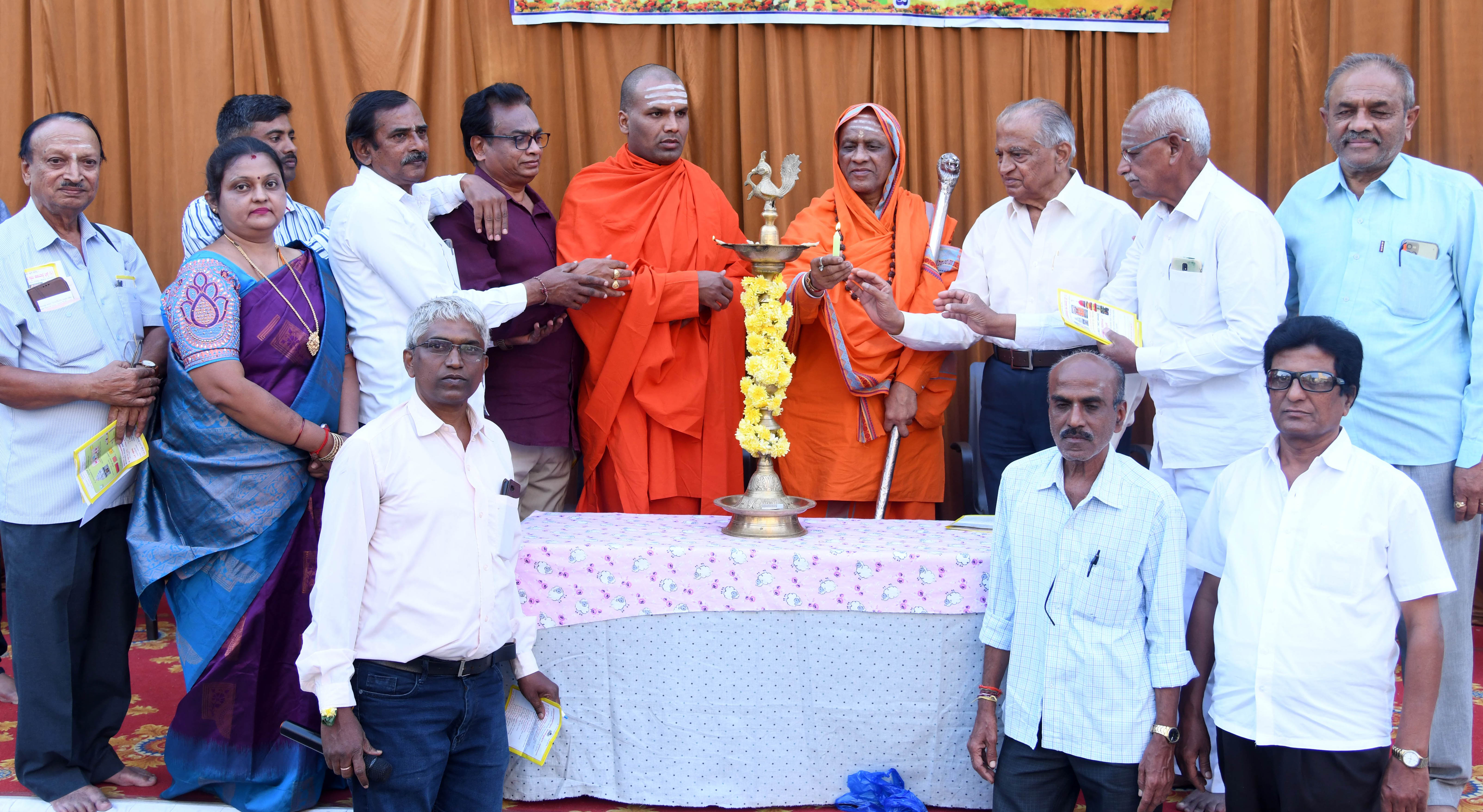 ದಾವಣಗೆರೆಯ ಬಕ್ಕೇಶ್ವರ ದೇವಸ್ಥಾನದ ಆವರಣದಲ್ಲಿ ಆಯೋಜಿಸಿದ್ದ ಕಾರ್ಯಕ್ರಮವನ್ನು ಸ್ವಾಮೀಜಿಗಳು ಉದ್ಘಾಟಿಸಿದರು