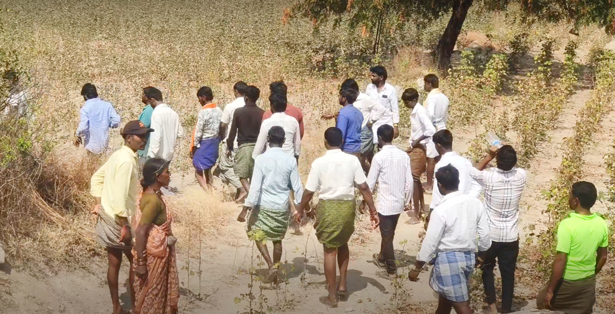 ತೆಕ್ಕಲಕೋಟೆ ಪಟ್ಟಣದ ಗೌಡ್ರ ಮೂಲೆಯಲ್ಲಿ ನಡೆಯುತ್ತಿರುವ ಉತ್ಖನನ ಸ್ಥಳದ ವೀಕ್ಷಣೆಗೆ ಜನ ತಂಡೋಪತಂಡವಾಗಿ ಆಗಮಿಸಿದರು