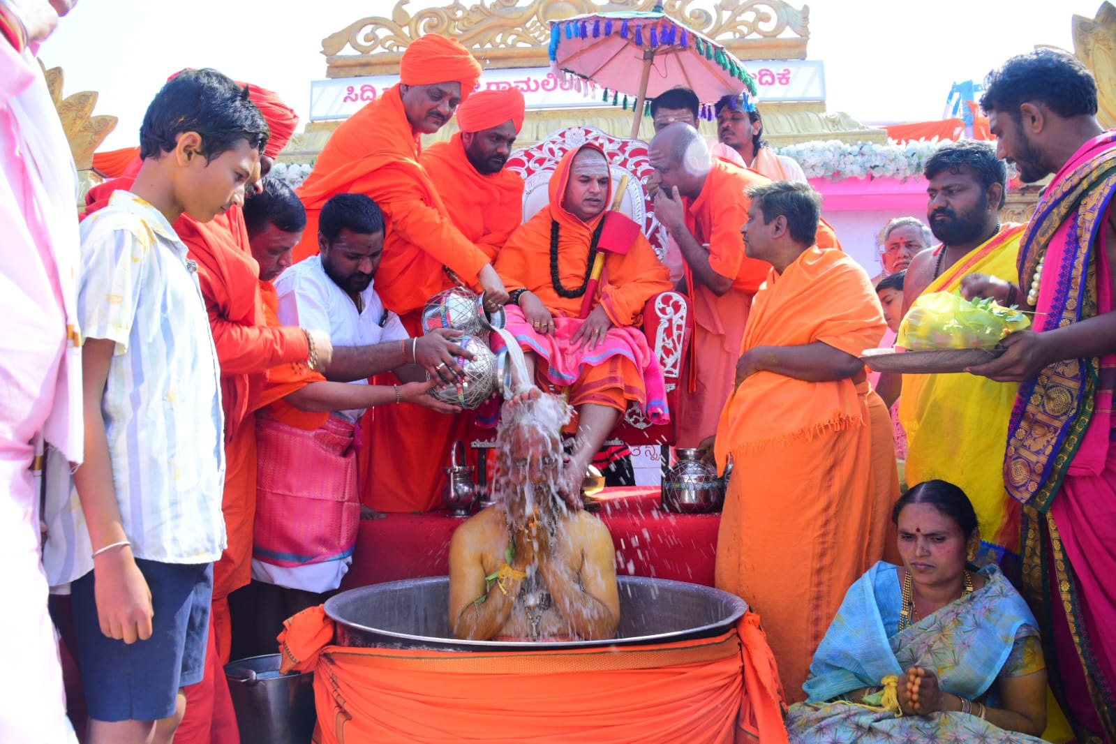 ತಾಳಿಕೋಟೆ:  ತಾಲ್ಲೂಕಿನ ಚಬನೂರ ಗ್ರಾಮದ ರಾಮಲಿಂಗೇಶ್ವರ ಮಠದ ಧರ್ಮಾಧಿಕಾರಿಯನ್ನಾಗಿ  ರಾಮಲಿಂಗಯ್ಯ ಸ್ವಾಮೀಜಿಯವರನ್ನು ಶ್ರೀಮದ್‌ ಉಜ್ಜಯಿನಿ ಸದ್ಧರ್ಮ ಸಿಂಹಾಸನಾಧೀಶ್ವರ  ಸಿದ್ದಲಿಂಗ ರಾಜದೇಶಿಕೇಂದ್ರ ಶಿವಾಚಾರ್ಯ ಭಗವತ್ಪಾದರು ಭಾನುವಾರ ಘೋಷಿಸಿದರು