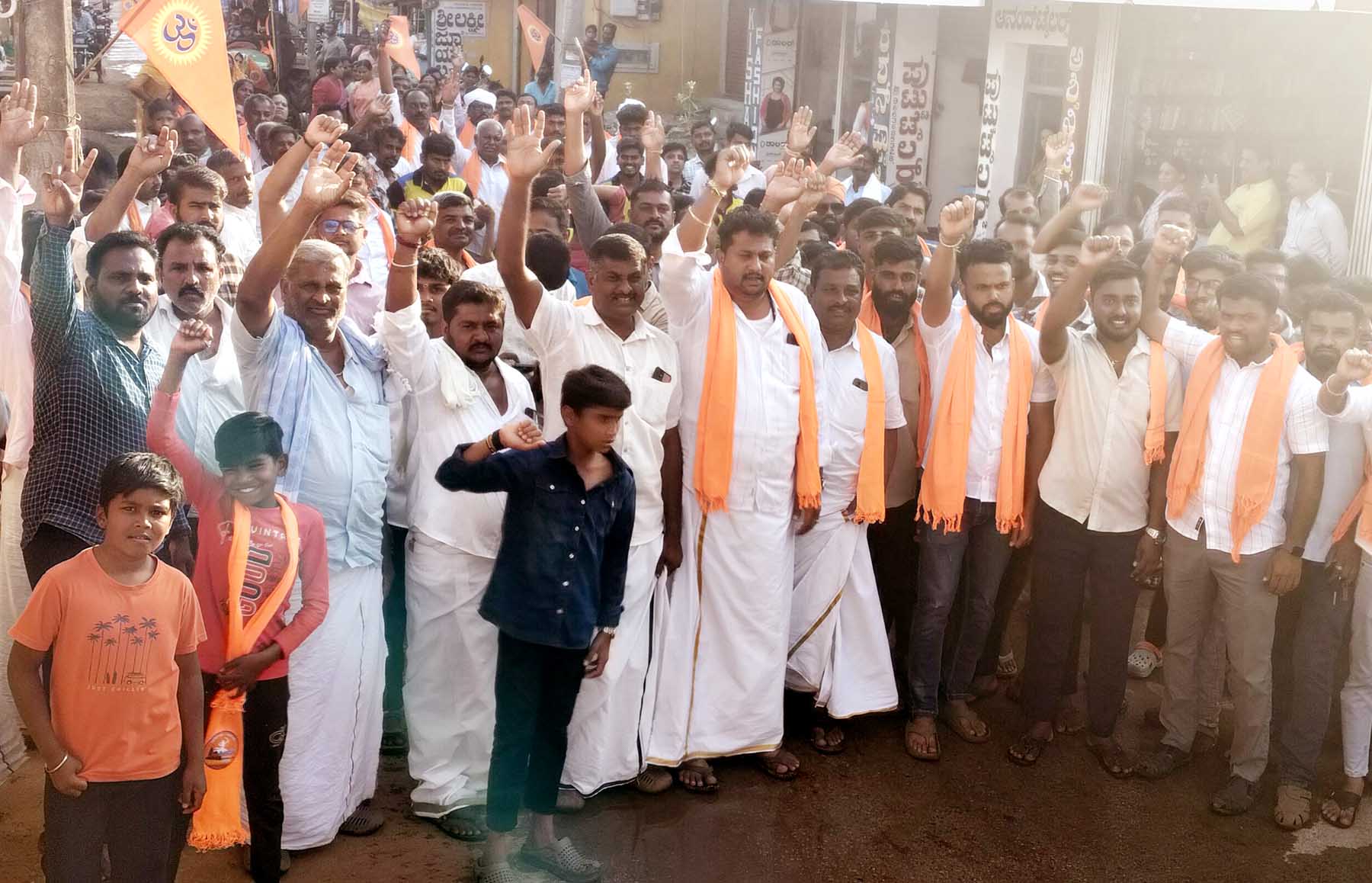 ಬಸವಾಪಟ್ಟಣದಲ್ಲಿ ಸೋಮವಾರ ಏರ್ಪಡಿಸಿದ್ದ ಹಿಂದೂ ಸಂಗಮ ಕಾರ್ಯಕ್ರಮದ ಅಂಗವಾಗಿ ಗ್ರಾಮದಲ್ಲಿ ಶೋಬಾ ಯಾತ್ರೆ ನಡೆಯಿತು