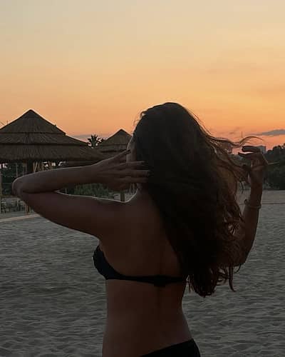 ಆದರೆ ನಟಿ ಶಾಲಿನಿ ಪಾಂಡೆ ಅವರು ನಿಜ ಜೀವನದಲ್ಲಿ ಸಖತ್ ಬೋಲ್ಡ್ ಆಗಿದ್ದಾರೆ. ಇತ್ತೀಚೆಗೆ ಗ್ಲಾಮರಸ್ ಅವತಾರಲ್ಲಿ ಕಾಣಿಸಿಕೊಳ್ಳುವ ಮೂಲಕ ಅಭಿಮಾನಿಗಳ ಗಮನ ಸೆಳೆದಿದ್ದಾರೆ.