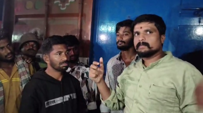 ಗೋವು ಸಾಗಿಸುತ್ತಿದ್ದ ವಾಹನದ ಚಾಲಕನ್ನು ತರಾಟೆಗೆ ತೆಗೆದುಕೊಂಡ ರಾಷ್ಟ್ರೀಯ ರಕ್ಷಣೆ ಪಡೆ ಮುಖಂಡ ಪುನೀತ್ ಕೆರೆಹಳ್ಳಿ