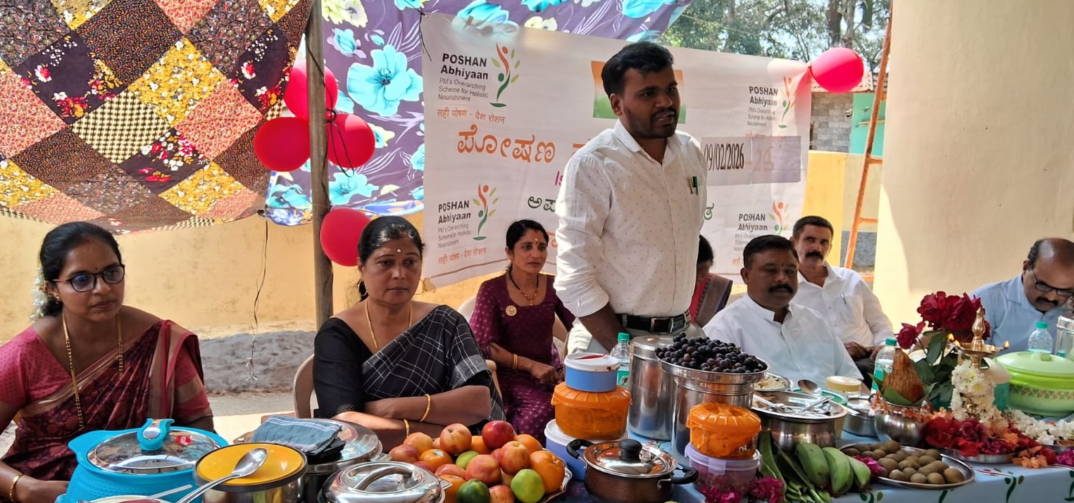 ವಿರಾಜಪೇಟೆಯ ಸಮೀಪದ ಕೆದಮುಳ್ಳೂರಿನ ಕ್ರಿಶ್ಚಿಯನ್ ಕಾಲೋನಿಯಲ್ಲಿ ಸೋಮವಾರ ನಡೆದ ಪೋಷಣ ಅಭಿಯಾನ ಕಾರ್ಯಕ್ರಮದಲ್ಲಿ ಮಹಿಳಾ ಮತ್ತು ಮಕ್ಕಳ ಅಭಿವೃದ್ಧಿ ಇಲಾಖೆಯ ಜಿಲ್ಲಾ ಉಪನಿರ್ದೇಶಕ ಪ್ರಸನ್ನ ಕುಮಾರ್ ಅವರು ಮಾತನಾಡಿದರು.