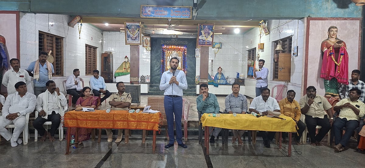 ಭೂ ಹಂಚಿಕೆ ಪ್ರಕರಣ: ಕುಂಬಾರಕೊಪ್ಪ ಗ್ರಾಮದಲ್ಲಿ ಶಾಂತಿ ಸಭೆ