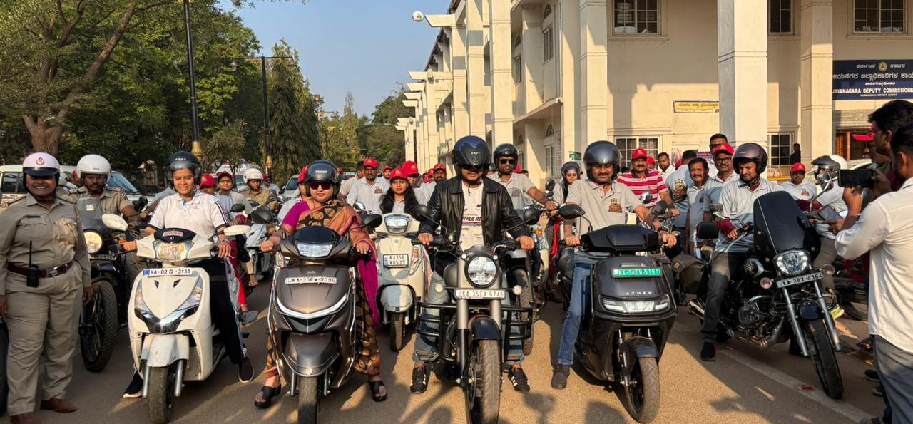 ಹೊಸಪೇಟೆಯ ಜಿಲ್ಲಾಧಿಕಾರಿ ಕಚೇರಿಯಿಂದ ಮಂಗಳವಾರ ಬೆಳಿಗ್ಗೆ ಆರಂಭವಾದ ಬೈಕ್‌ ರ‍್ಯಾಲಿಯಲ್ಲಿ ಜಿಲ್ಲಾಧಿಕಾರಿ ಕವಿತಾ ಎಸ್.ಮನ್ನಿಕೇರಿ ಎಸ್‌ಪಿ ಎಸ್‌.ಜಾಹ್ನವಿ ಜಿಲ್ಲಾ ಪಂಚಾಯಿತಿ ಸಿಇಒ ನೊಂಗ್ಜಾಯ್‌ ಮೊಹಮ್ಮದ್ ಅಲಿ ಅಕ್ರಂ ಷಾ ಹಾಗೂ ಇತರ ಅಧಿಕಾರಿಗಳು ವಿವಿಧ ಸಂಘಟನೆಗಳ ಕಾರ್ಯಕರ್ತರು ಪಾಲ್ಗೊಂಡರು  