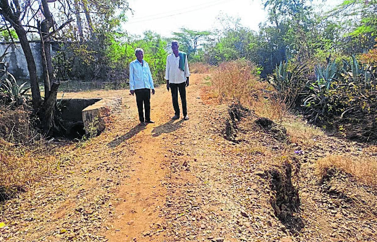 ಭಾಲ್ಕಿ: ತಾಲ್ಲೂಕಿನ ಸಿದ್ದೇಶ್ವರ ಗ್ರಾಮದ ರಸ್ತೆ ಡಾಂಬರೀಕರಣಕ್ಕೆ ಒತ್ತಾಯ