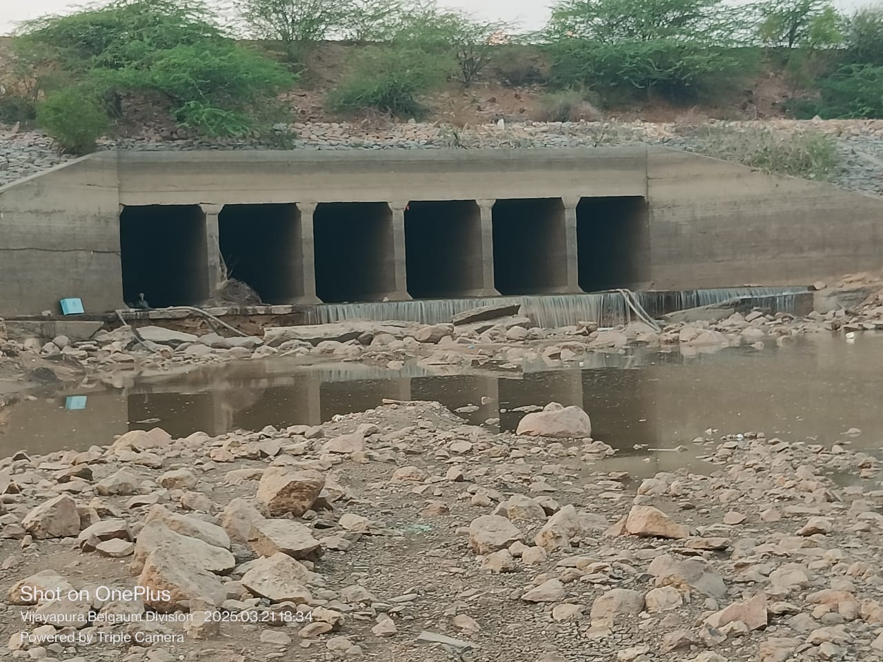 ಆಲಮಟ್ಟಿ ಸಮೀಪದ ಬೇನಾಳ ಬಳಿ ಇರುವ ಅಗಸರಹಳ್ಳ ರಸ್ತೆ ಸೇತುವೆಯ ಬಾಕ್ಸ್ ಕಲ್ವರ್ಟ್‌ಗಳ ಸೇತುವೆ
