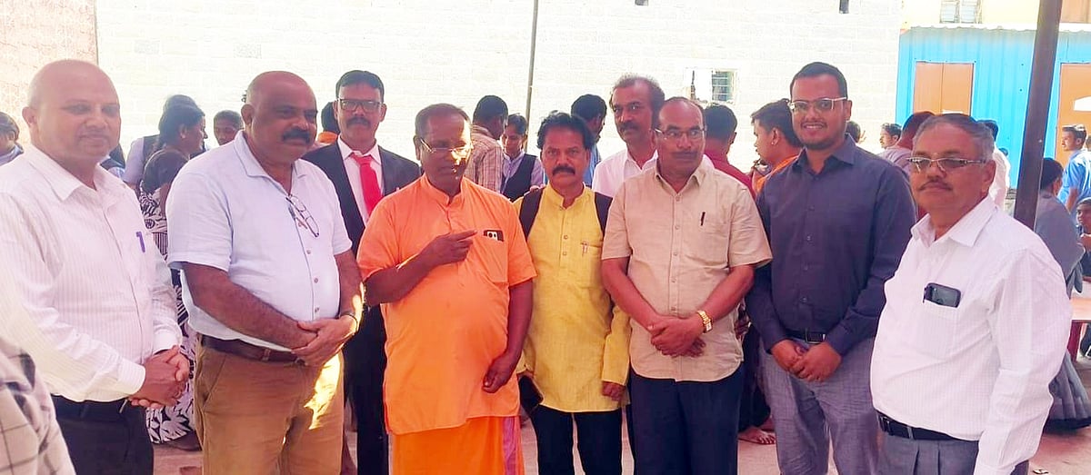 ಅರಸೀಕೆರೆ: ರೊಟ್ಟಿ, ಕಾಯಿಪಲ್ಲೆ, ಚಟ್ನಿ ಸವಿದ ಭಕ್ತರು