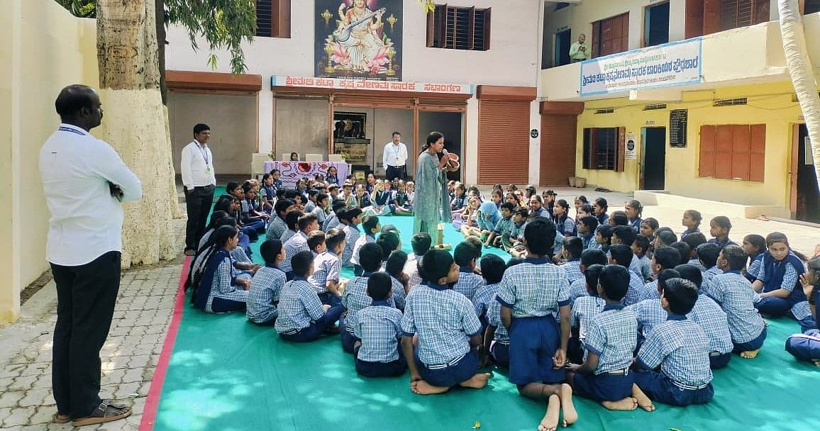 ಹೊಸಪೇಟೆ: ರೈತ ದಂಪತಿಯಿಂದ ಶಾಲೆ ವಿದ್ಯಾರ್ಥಿಗಳಿಗೆ ಗುಬ್ಬಚ್ಚಿಗೂಡು ಜಾಗೃತಿ