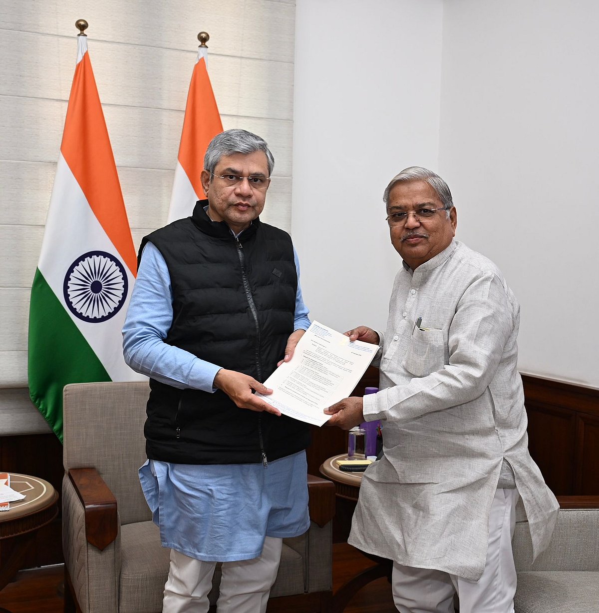 ರೈಲ್ವೆ ಯೋಜನೆಗಳಿಗೆ ಅನುಮೋದನೆ: ವೈಷ್ಣವ್‌ಗೆ ಸಂಸದ ಗೋವಿಂದ ಕಾರಜೋಳ ಮನವಿ 