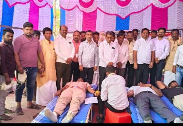ವಡಗೇರಾ ರಕ್ತದಾನ ಶಿಬಿರದಲ್ಲಿ ತಾಪಂ ಇಒ ಮಲ್ಲಿಕಾರ್ಜುನ ಸಂಗ್ವಾರ ಪಿಎಸ್‌ಐ ಮಹೇಬೂಬು ಅಲಿ ರಕ್ತದಾನ ಮಾಡಿದರು