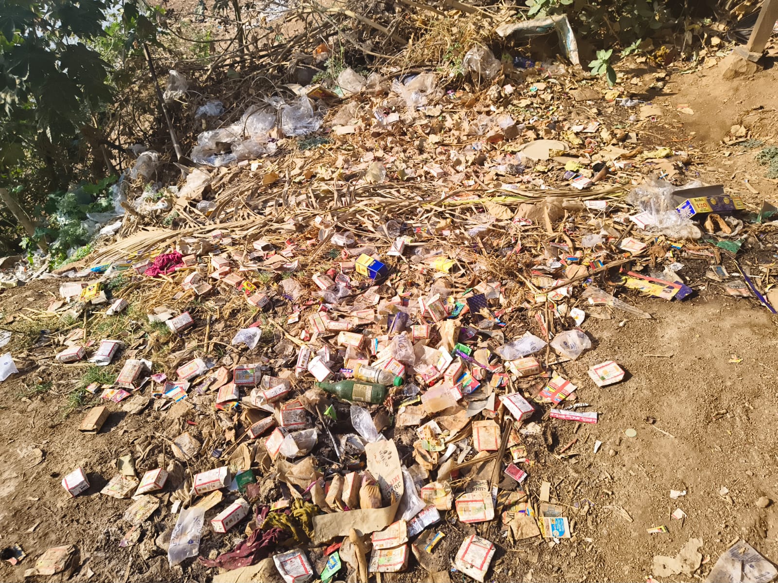 ಗ್ರಾಮದ ಕೆರೆ ದಂಡೆಯಲ್ಲಿ ತಂದು ಸುರಿದಿರುವ ಸಾರಾಯಿ ತ್ಯಾಜ್ಯ