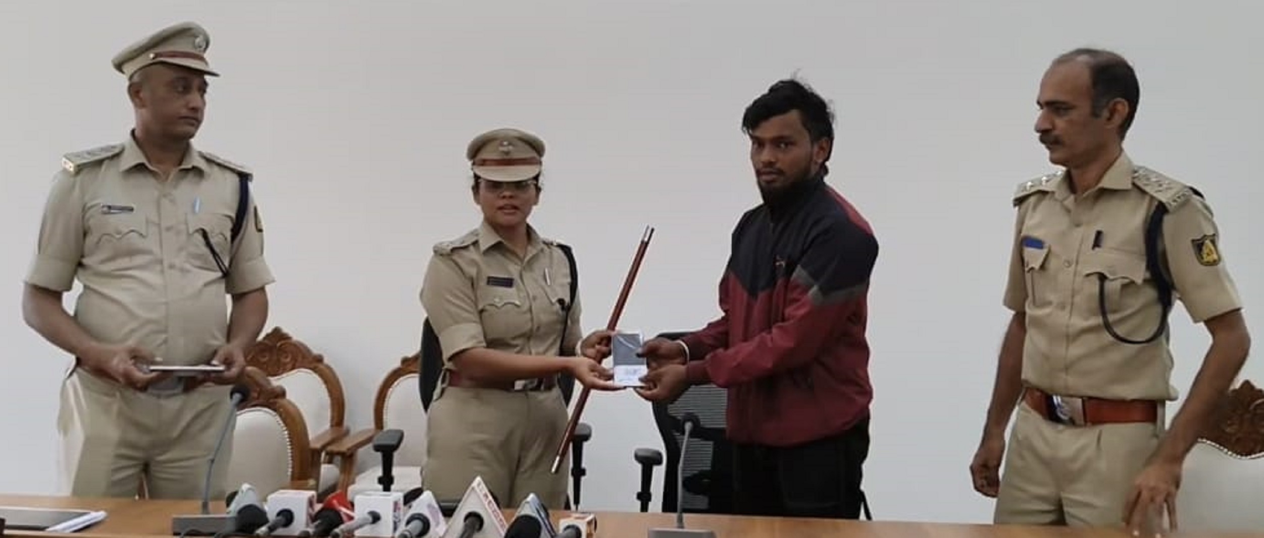 ಜಿಲ್ಲಾ ಪೊಲೀಸ್ ವರಿಷ್ಠಾಧಿಕಾರಿ ಆರ್.ಎನ್.ಬಿಂದುಮಣಿ ಅವರು ಮಂಗಳವಾರ ಕಳೆದುಕೊಂಡಿದ್ದವರಿಗೆ ಮೊಬೈಲ್‌ ಅನ್ನು ಹಸ್ತಾಂತರ ಮಾಡಿದರು