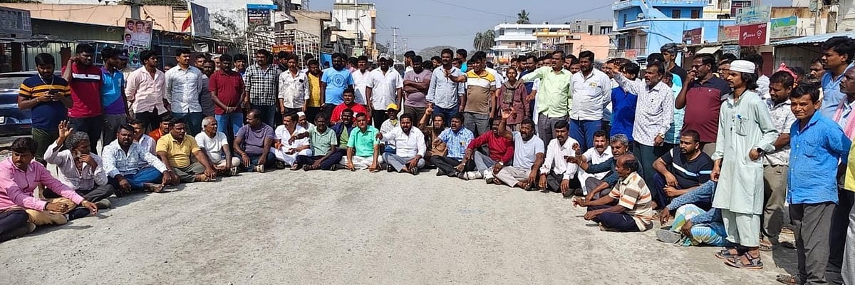 ರಸ್ತೆ ಕಾಮಗಾರಿ ವಿಳಂಬ: ಗ್ರಾಮಸ್ಥರು ಪ್ರತಿಭಟನೆ