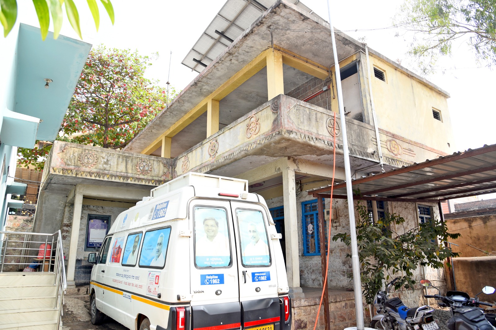 ರಬಕವಿ ಬನಹಟ್ಟಿ ತಾಲ್ಲೂಕು ಪಶು ಆಸ್ಪತ್ರೆಯ ನಾಲ್ಕೂವರೆ ದಶಕಗಳ ಹಳೆಯದಾದ ಕಟ್ಟಡ