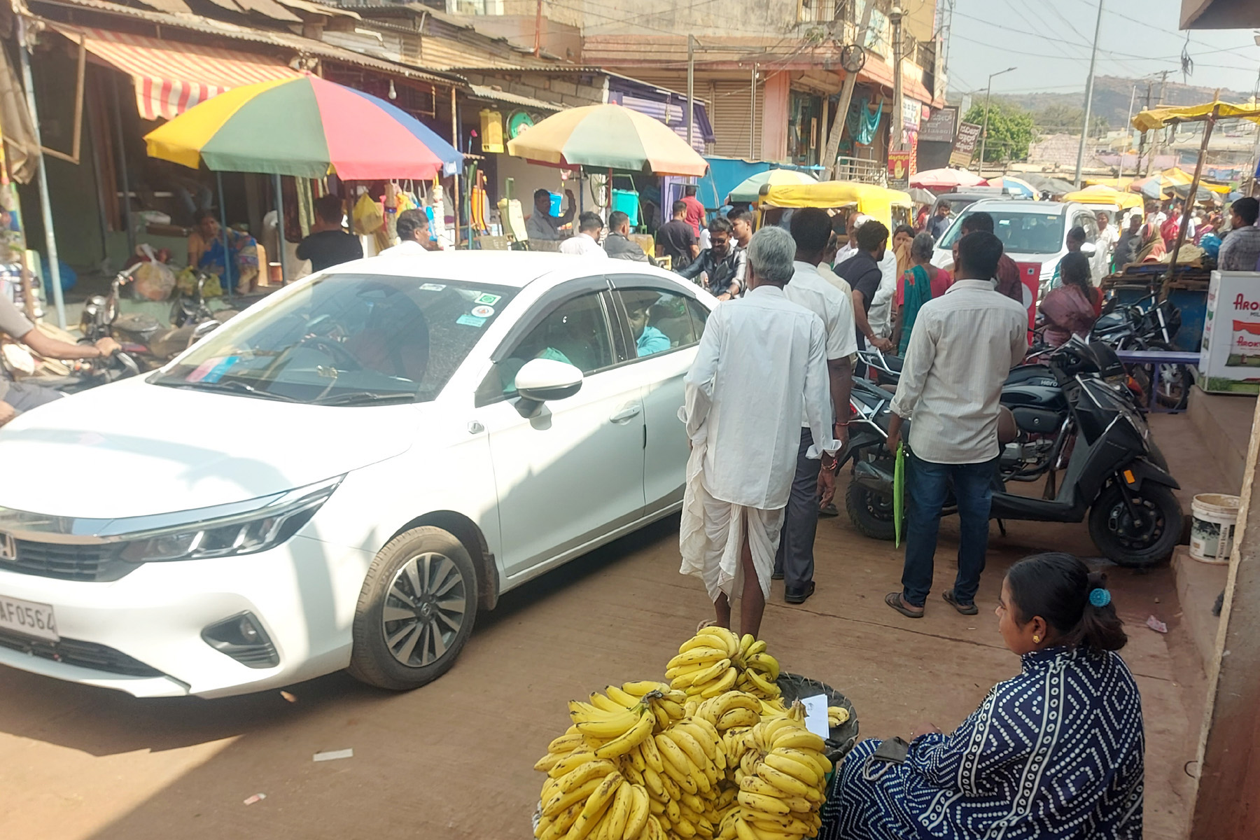 ಬಾದಾಮಿ ಮ್ಯುಜಿಯಂ ರಸ್ತೆಯಲ್ಲಿ ತರಕಾರಿ ಮತ್ತು ಹಣ್ಣಿನ ಅಂಗಡಿಗಳ ಮಾರುಕಟ್ಟೆಯಿಂದ ಪ್ರವಾಸಿ ವಾಹನಗಳ ಪಾದಚಾರಿಗಳ ಪರದಾಟ.
