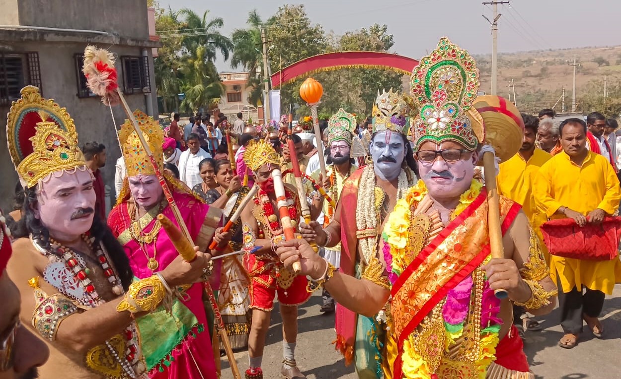 ಔರಾದ್ ತಾಲ್ಲೂಕಿನ ಘಮಸುಬಾಯಿ ತಾಂಡಾದಲ್ಲಿ ನಡೆದ ಜಾನಪದ ಸಂಭ್ರಮದಲ್ಲಿ ಕಲಾವಿದರು ನೃತ್ಯ ಮಾಡಿದರು