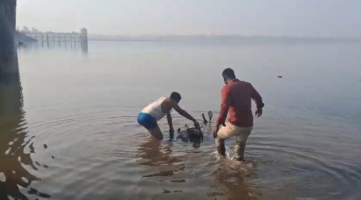 ಬೆಳಗಾವಿ ಜಿಲ್ಲೆಯ ನಯಾನಗರ ಗ್ರಾಮದ ಬಳಿ ಮಲಪ್ರಭಾ ನದಿಯಲ್ಲಿ ಎಸೆದಿದ್ದ ಬೈಕನ್ನು ಸಾರ್ವಜನಿಕರು ಬುಧವಾರ ಹೊರಕ್ಕೆ ತಂದರು